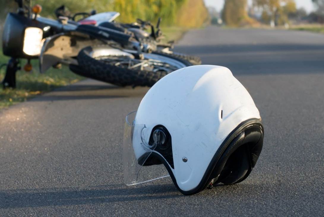 A helmet on the road

AI-generated content may be incorrect.